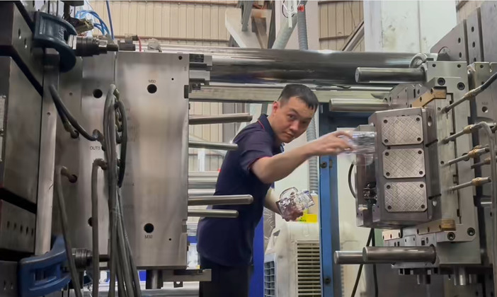 Demoulding a transparent part at the injection moulding machine