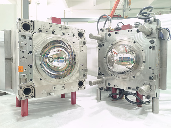 High-gloss injection mould